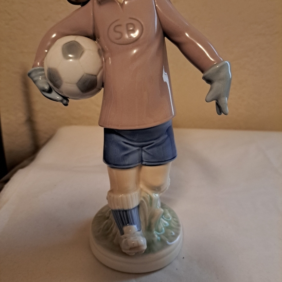 FINAL COST Lladro Lilly Football  Soccer player 5134 retired excellent - Picture 2 of 6